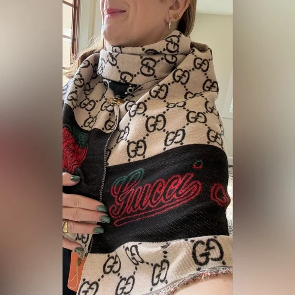 🤩 NWT Gucci Black and Tan reversible Red and Green Logo Scarf - Picture 6 of 6